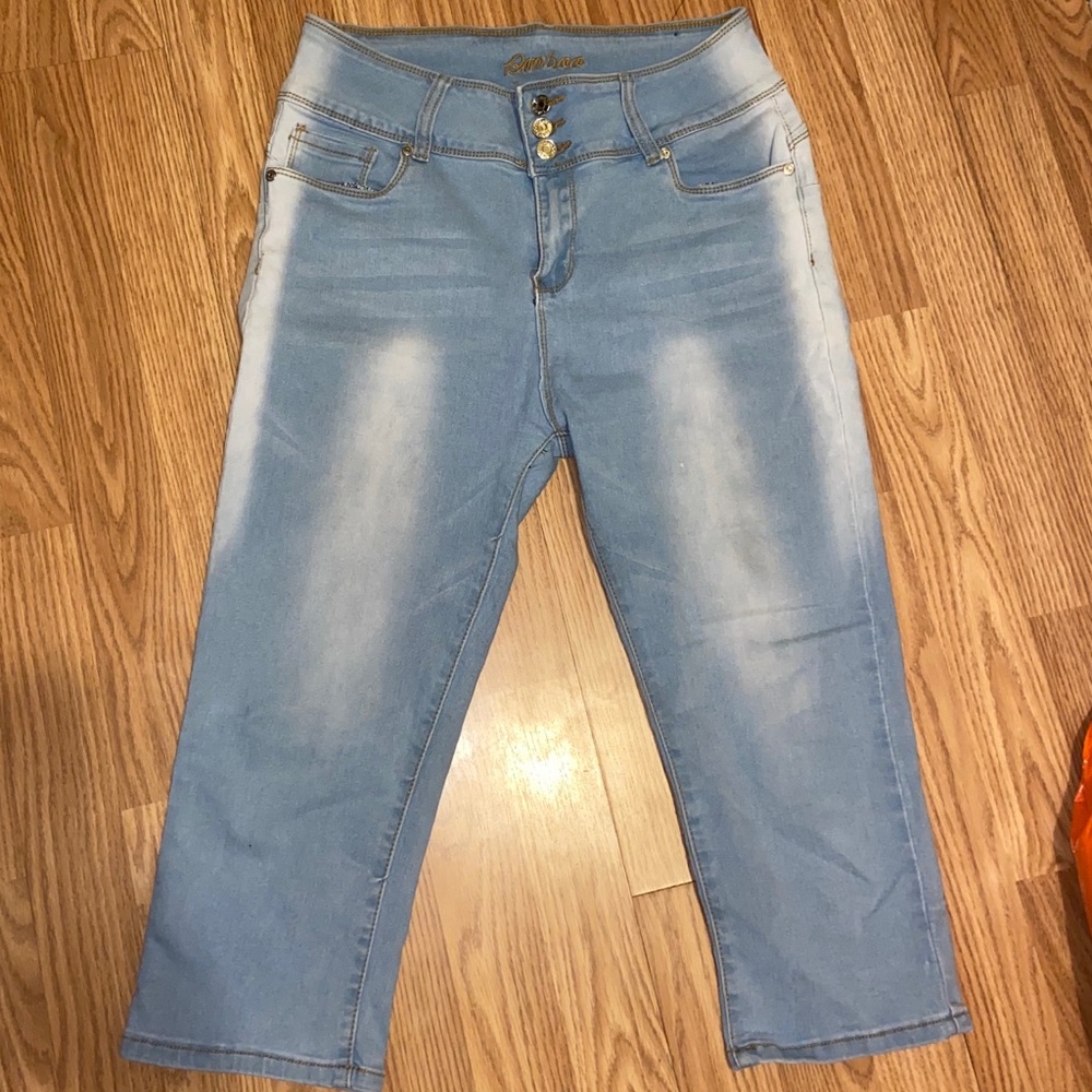 Bamboo Light Blue Wash Capri 👖